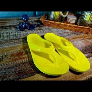 OOFOS Neon yellow OOLALA Sandals